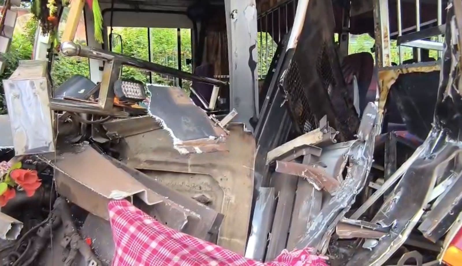 Chaibasa News : बस-ट्रक में भिड़ंत खलासी की मौत