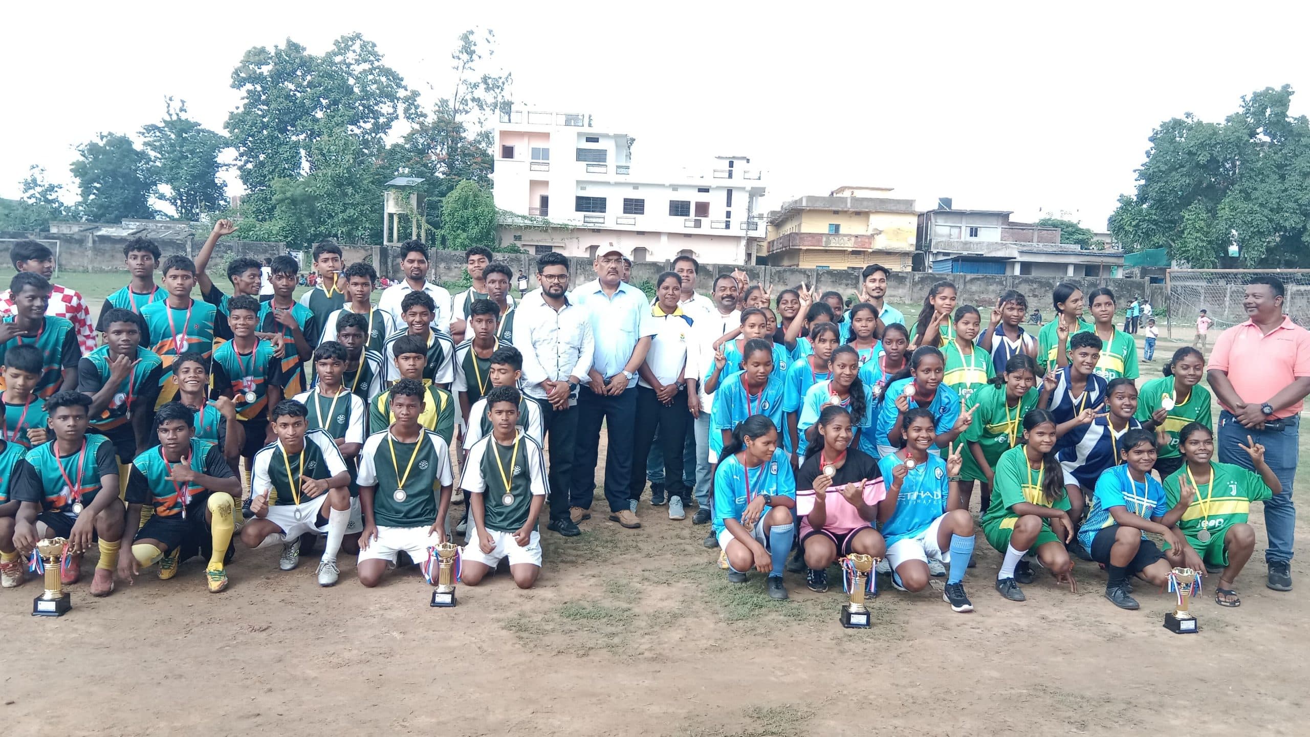 Chaibasa News : आदिवासी संस्कृत विद्यालय का जलवा, दो वर्गों में खिताब पर कब्जा