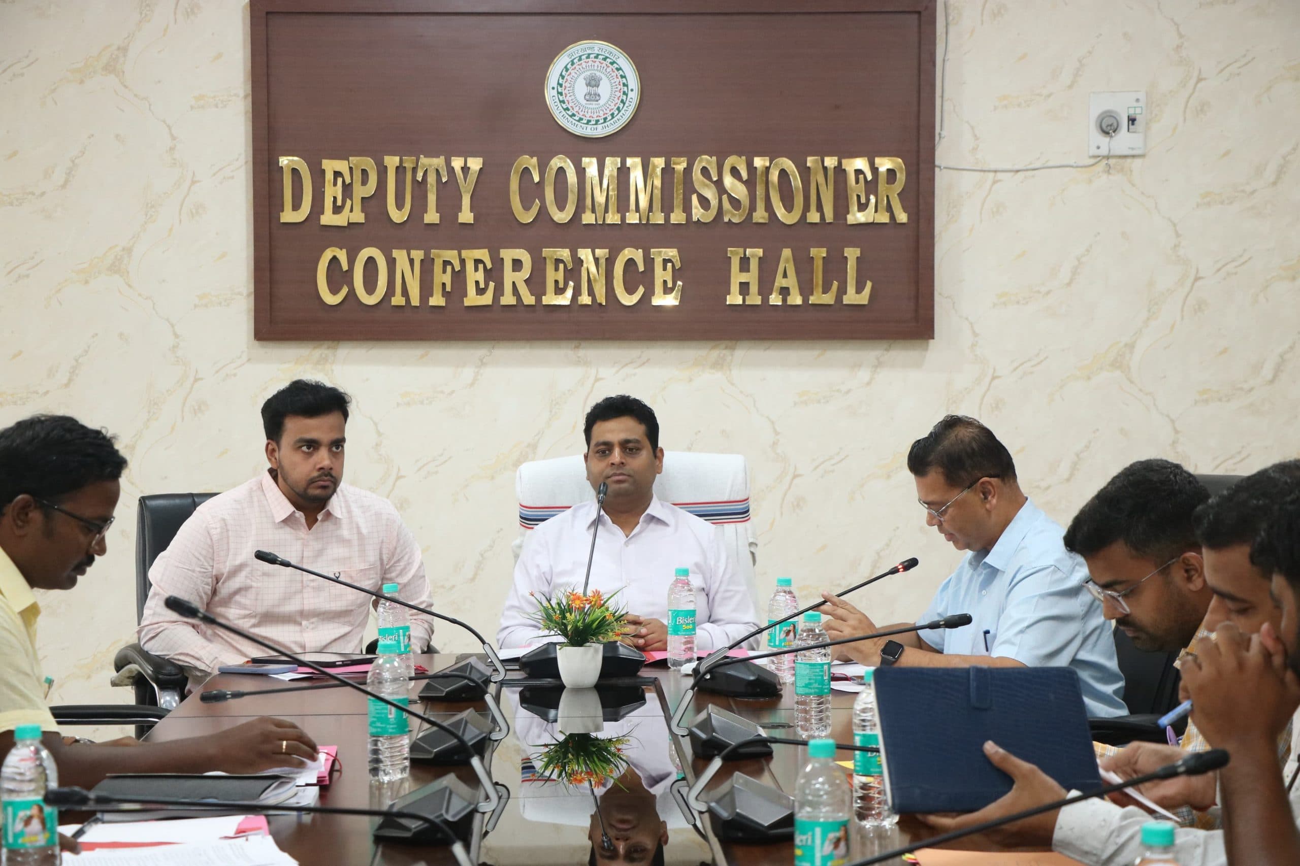 Chaibasa News : एकलव्य विद्यालयों में शिक्षक बहाली प्रक्रिया अविलंब शुरू करें : डीसी