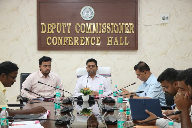 Chaibasa News : एकलव्य विद्यालयों में शिक्षक बहाली प्रक्रिया अविलंब शुरू करें : डीसी