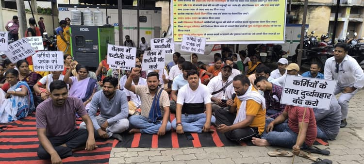 Giridih News:दूसरे दिन भी जारी रही स्वास्थ्य कर्मियों की हड़ताल, मरीज रहे परेशान