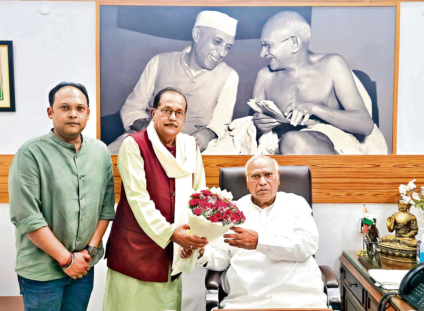 Political news : मल्लिकार्जुन खरगे से मिले मंत्री राधा कृष्ण किशोर, सरकार के कार्यों की दी जानकारी