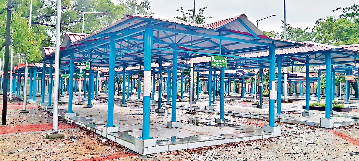 मोरहाबादी मार्केट तैयार, फिर भी दुकानें लग रही हैं सड़क पर