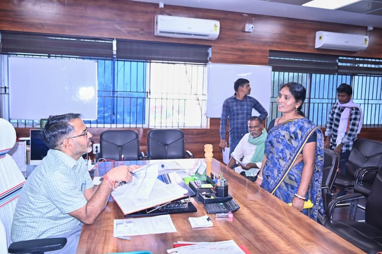 Giridih News: डीसी ने जनता दरबार लगा सुनी लोगों की समस्याएं