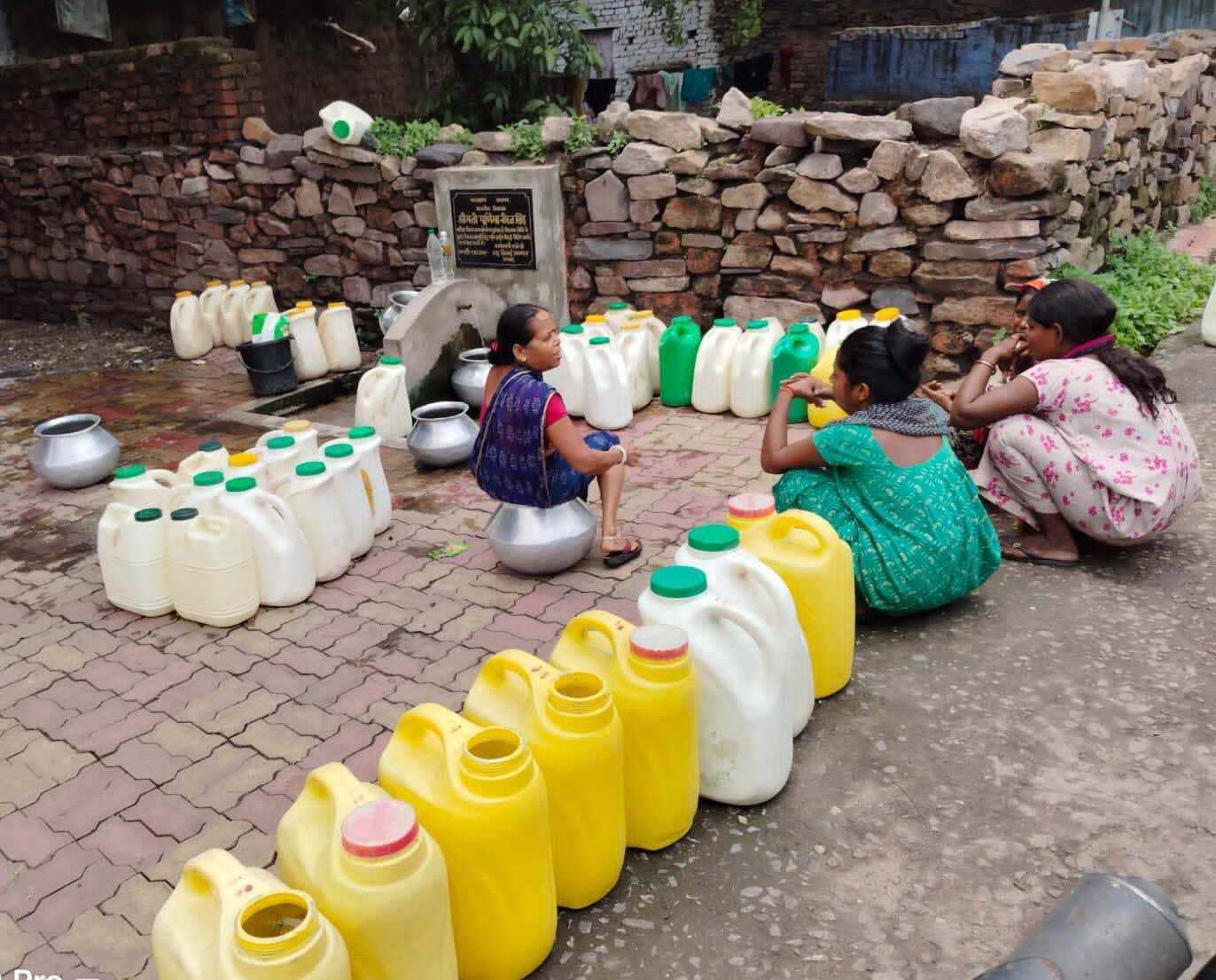 Dhanbad News: मोहरीबांध में अनियमित जलापूर्ति से हजारों लोग परेशान