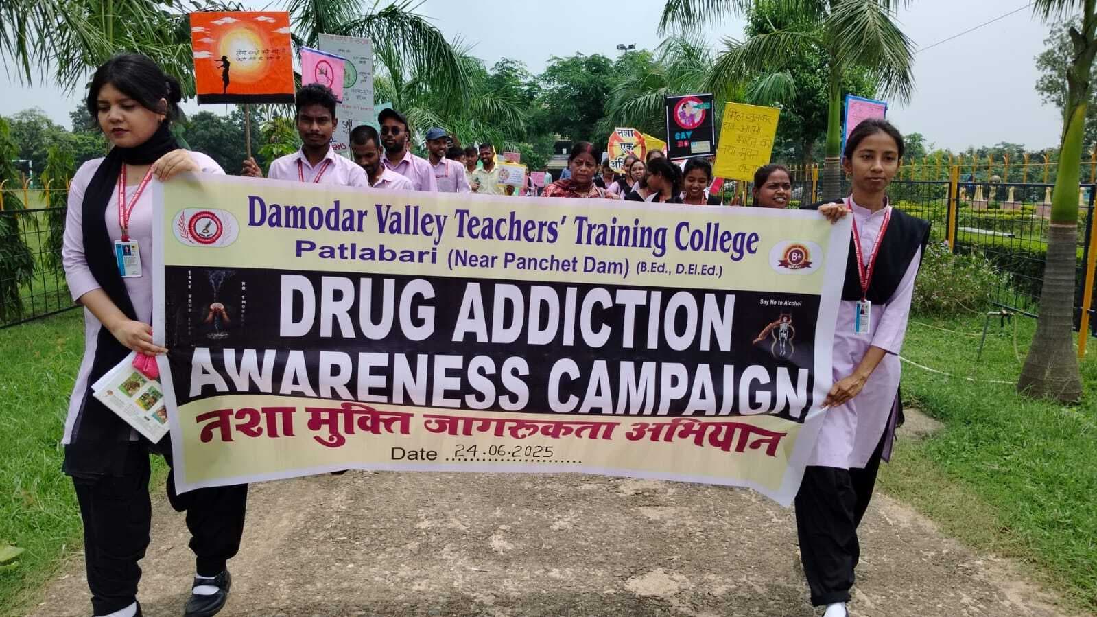 Dhanbad News: दामोदर वैली बीएड कॉलेज के छात्रों ने निकाली रैली