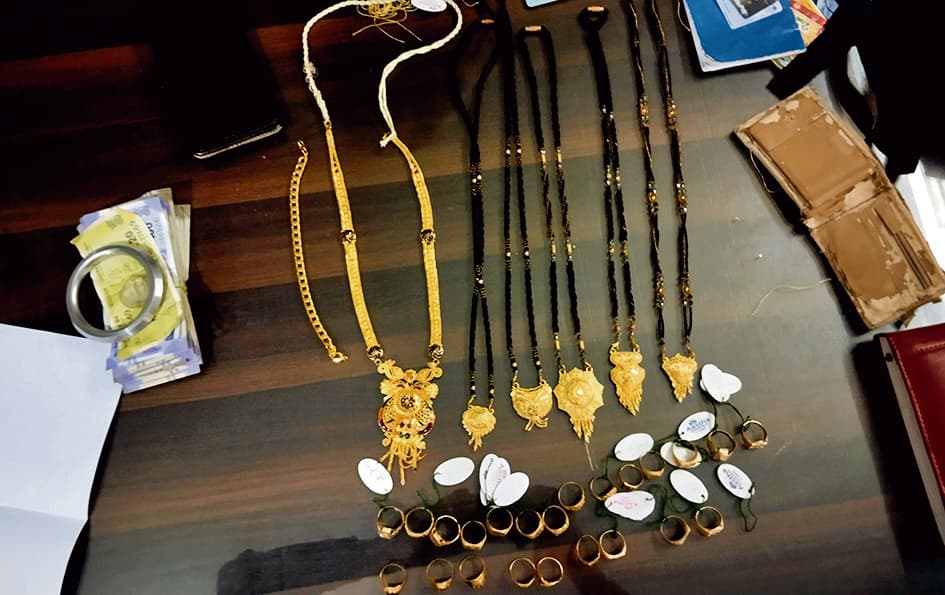 बोकारो लूटकांड: 24 घंटे में सभी छह बदमाश पटना    से पकड़े गये, लूटे गये करोड़ों के गहने व कार बरामद