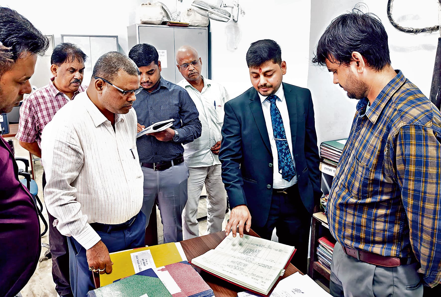 Dhanbad News: समय पर कार्यालय पहुंचें, काम के प्रति रहें उत्तरदायी : उपायुक्त