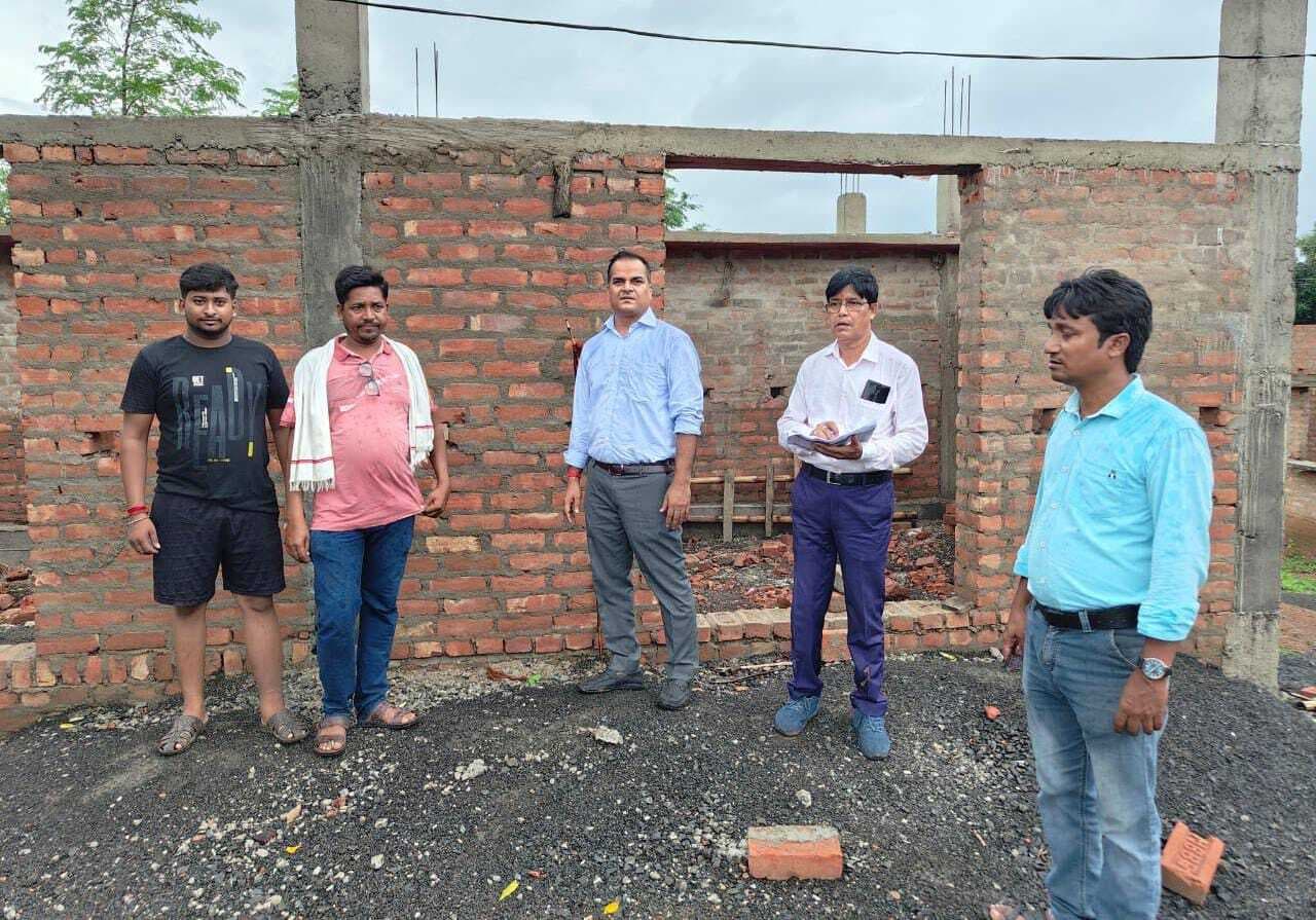 बीडीओ ने अबुआ आवासों का लिया जायजा