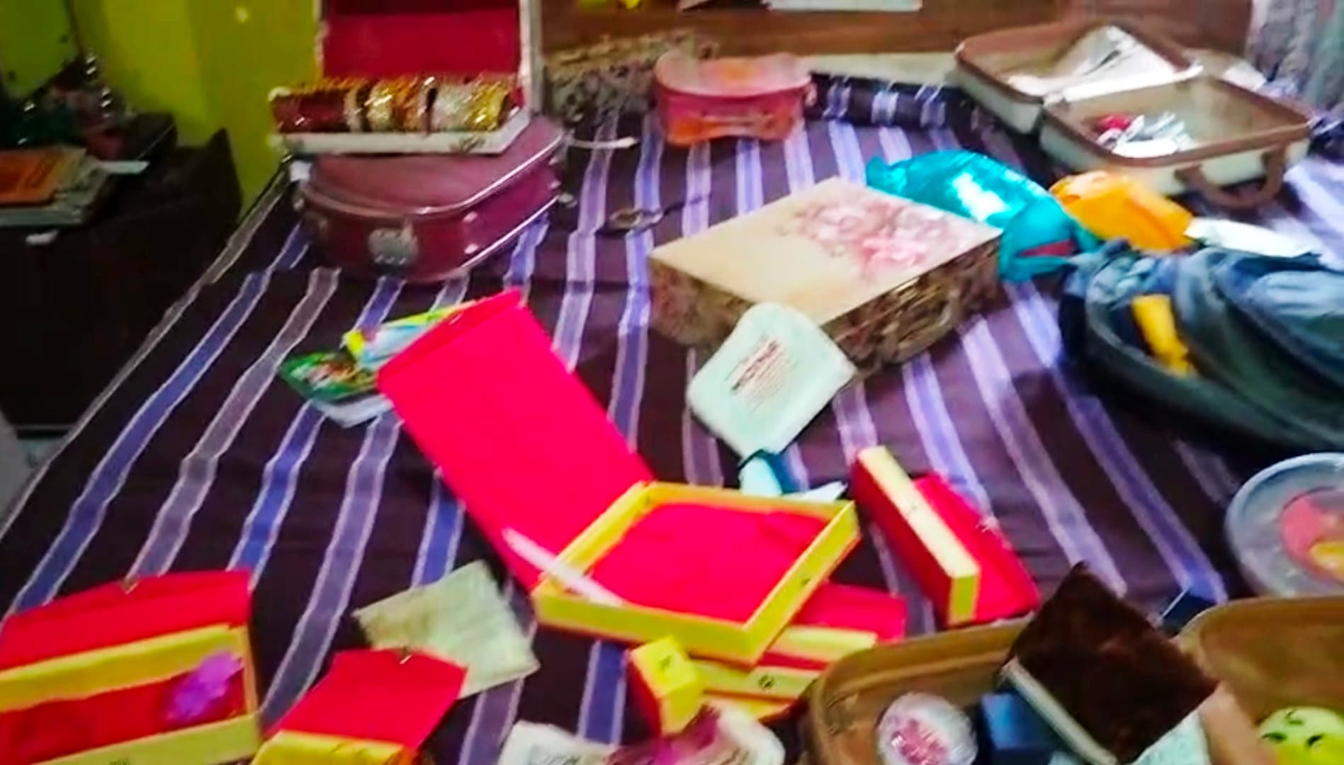 चोरों ने शिक्षक के घर से उड़ाये लाखों के जेवरात