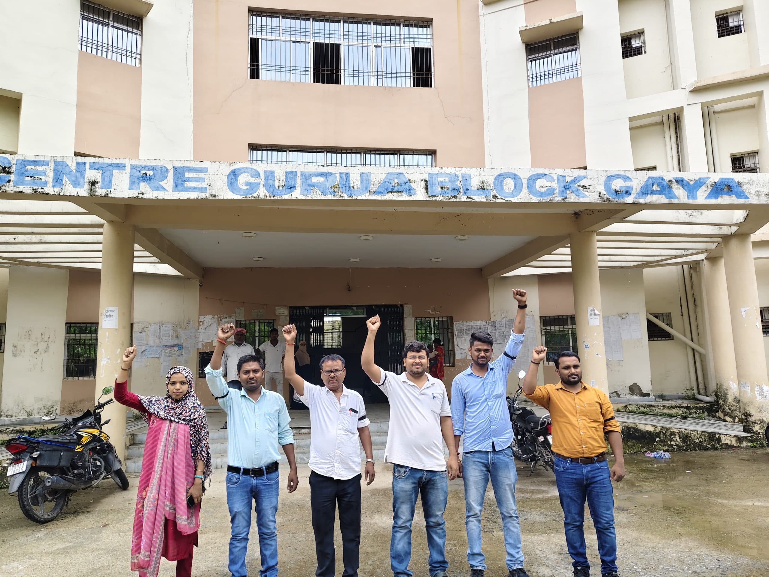 प्रखंड कर्मियों ने काली पट्टी लगाकर कर किया काम