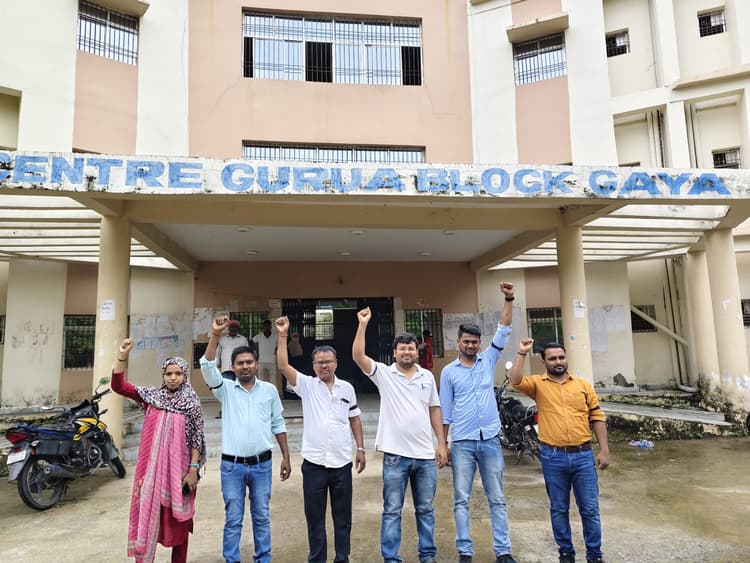 प्रखंड कर्मियों ने काली पट्टी लगाकर कर किया काम