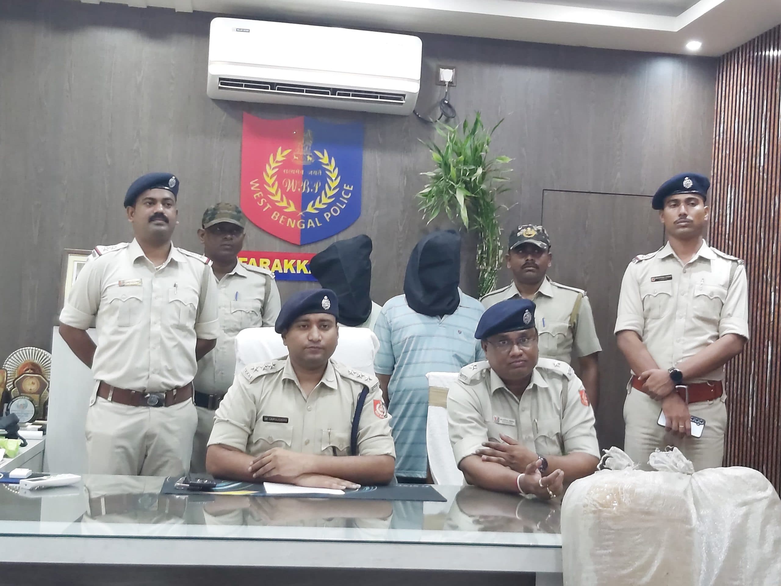 अनारस लोड ट्रक से 150 केजी गांजा बरामद, दो गिरफ्तार