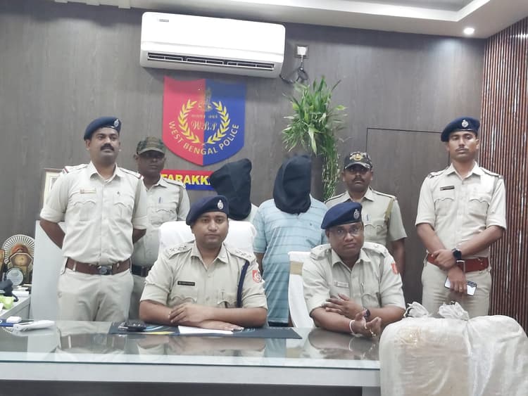 अनारस लोड ट्रक से 150 केजी गांजा बरामद, दो गिरफ्तार