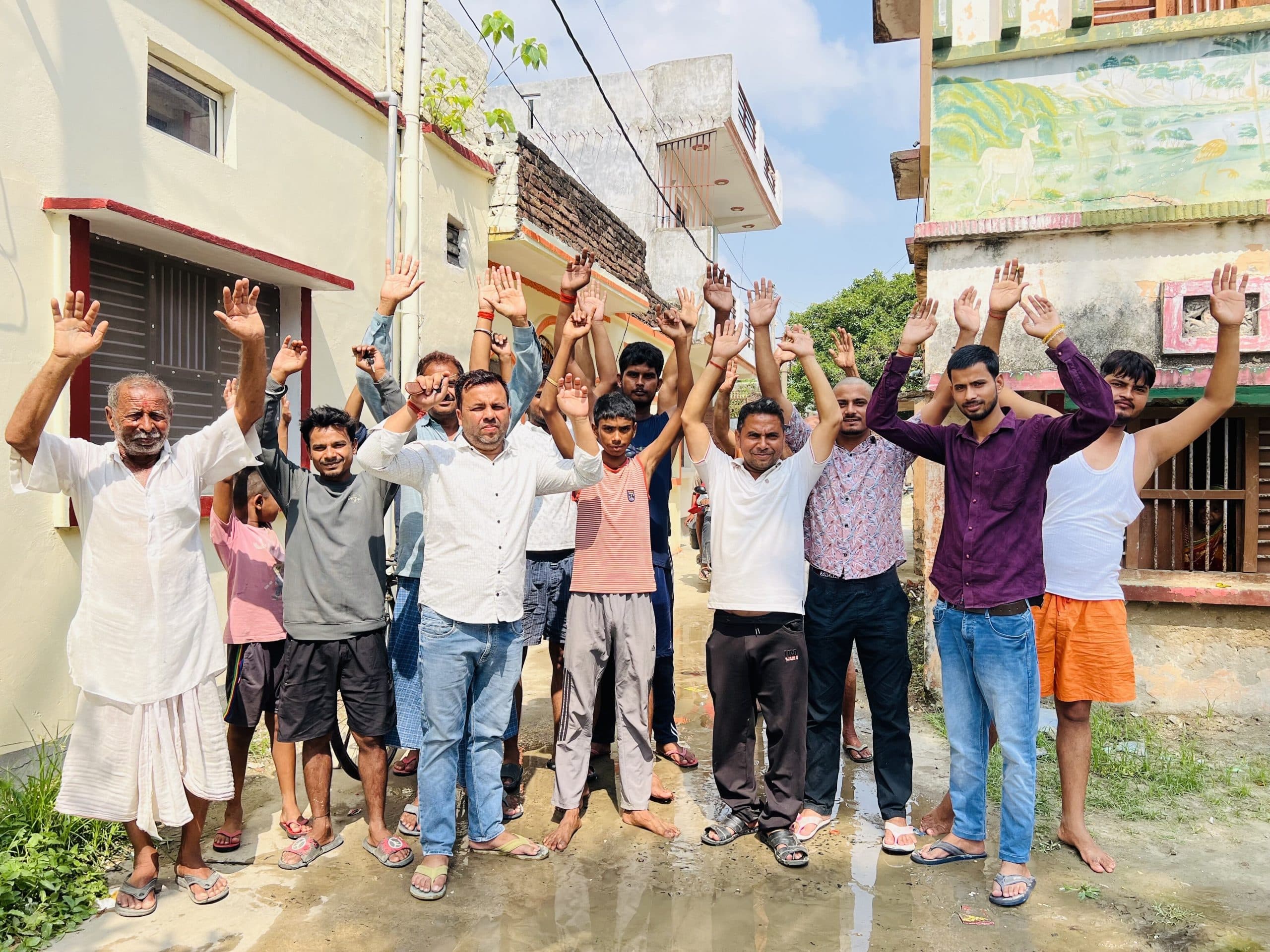 नल-जल योजना की पाइपलाइन के फटने से जलजमाव के खिलाफ ग्रामीणों का प्रदर्शन