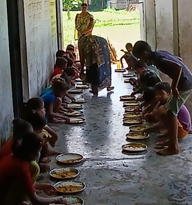 डीएम के निर्देश पर चार माह से बंद मध्याह्न भोजन चालू