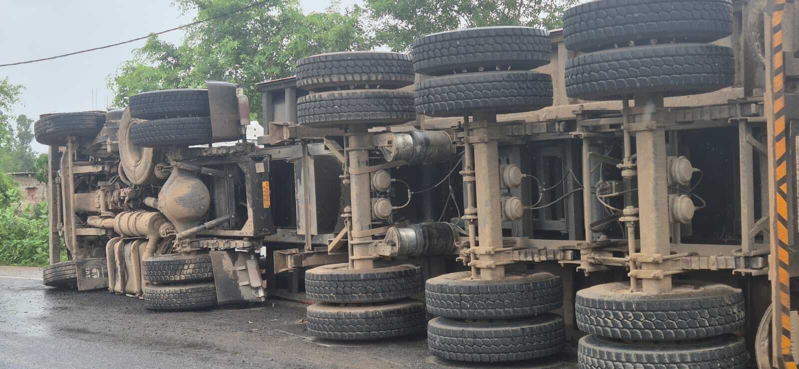 बालू ले जा रहा हाइवा पलटा