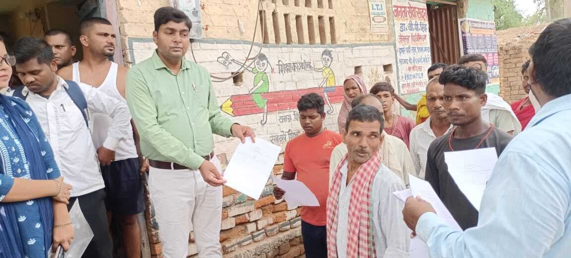 पात्र लाभार्थियों को एसडीएम ने उपलब्ध कराया योजना का लाभ