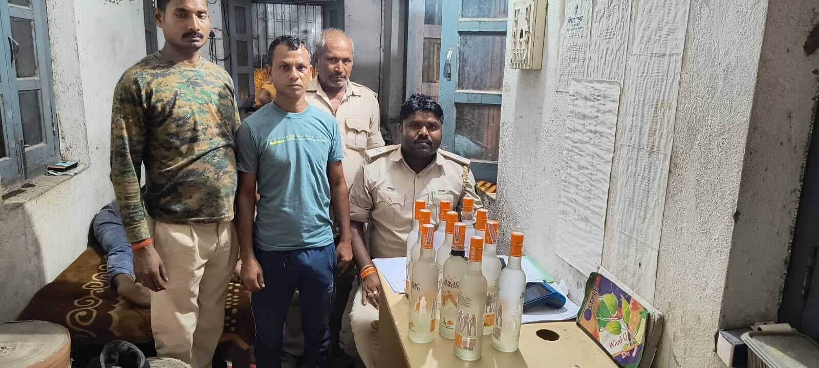 13 बोतल विदेशी शराब के साथ दो तस्कर गिरफ्तार