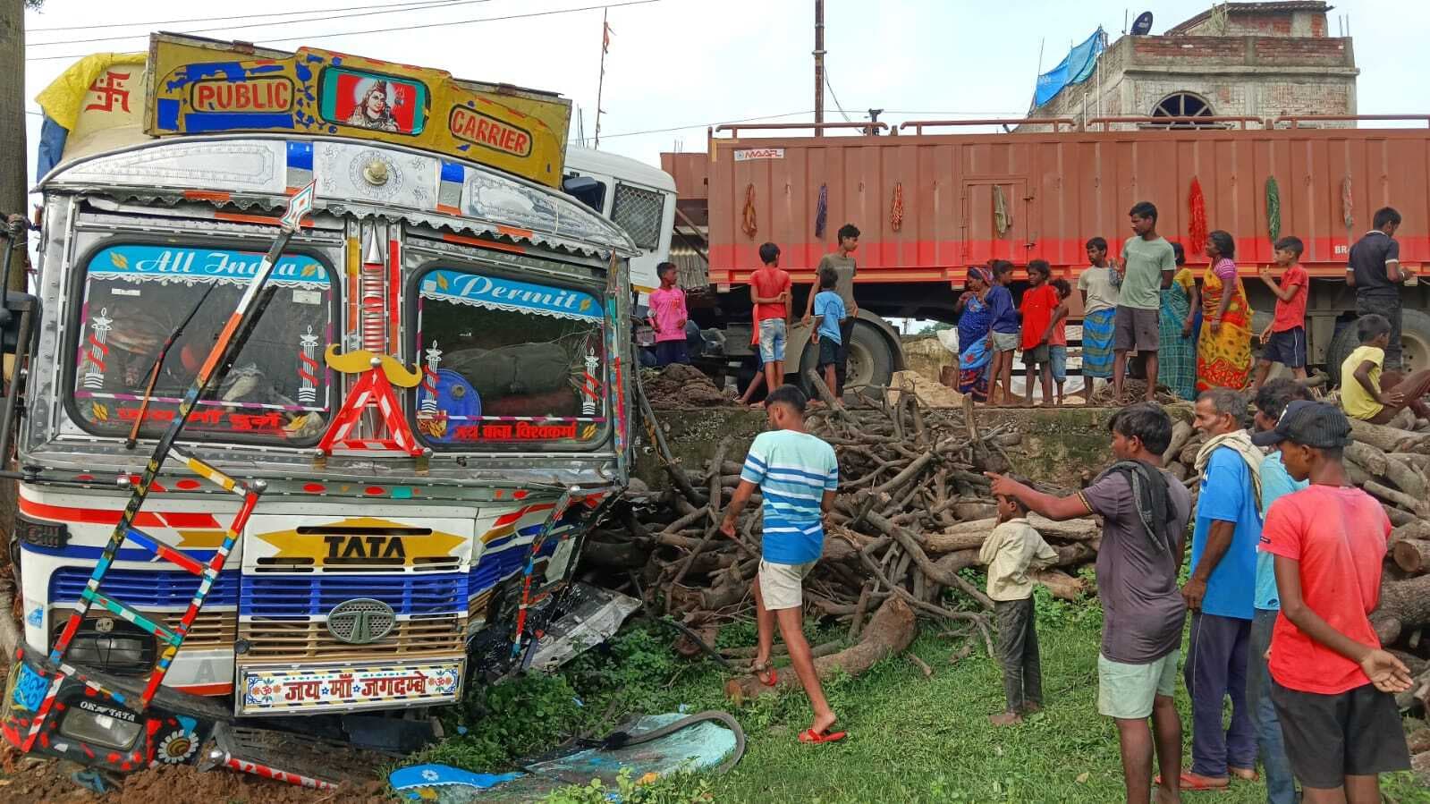 हाइवा से टकराया ट्रक, कोई हताहत नहीं