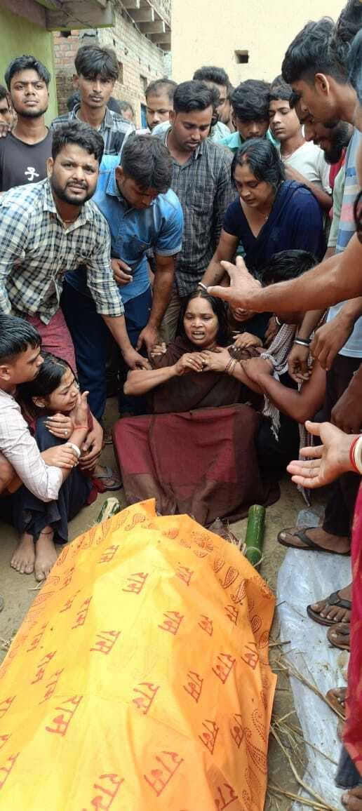 छत्तीसगढ़ से मृत ट्रक चालक सुनील का शव आते ही घर में कोहराम मचा