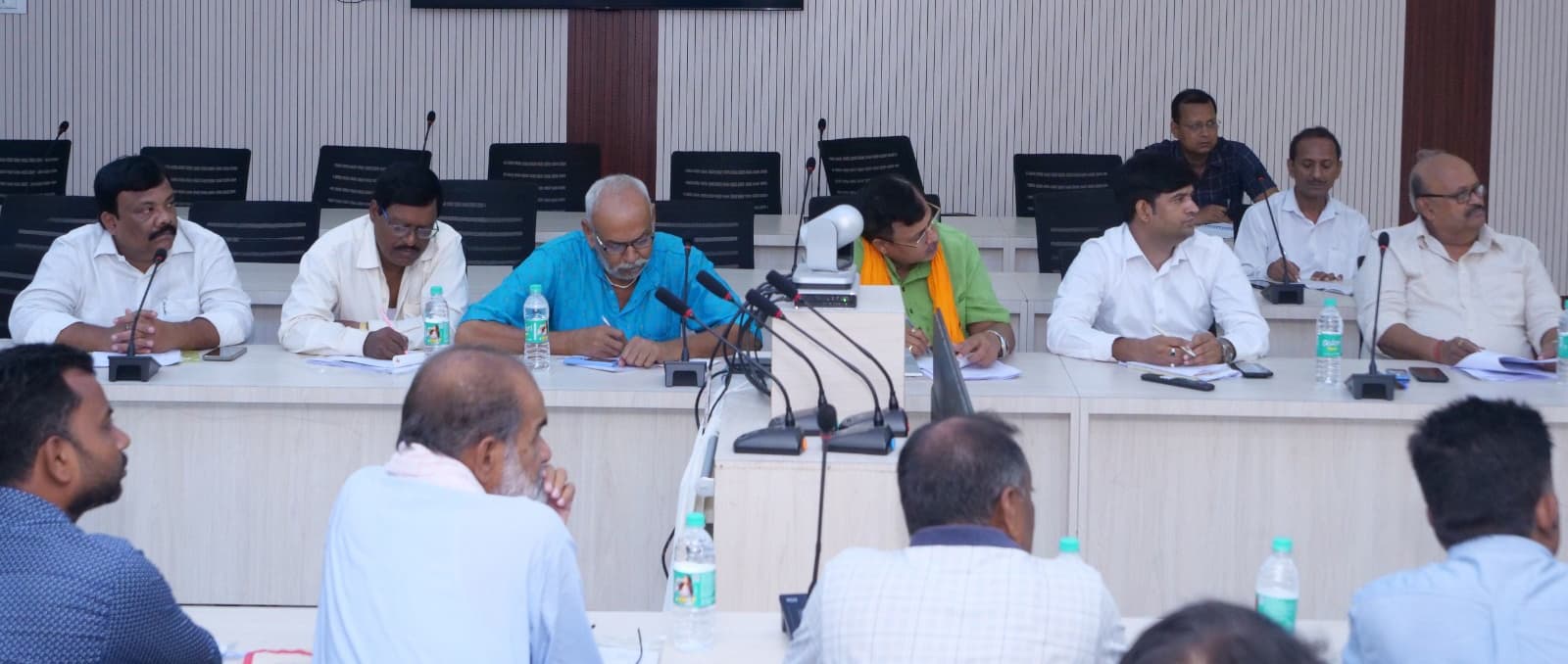 डीएम ने राजनीतिक दलों के प्रतिनिधियों के साथ की बैठक