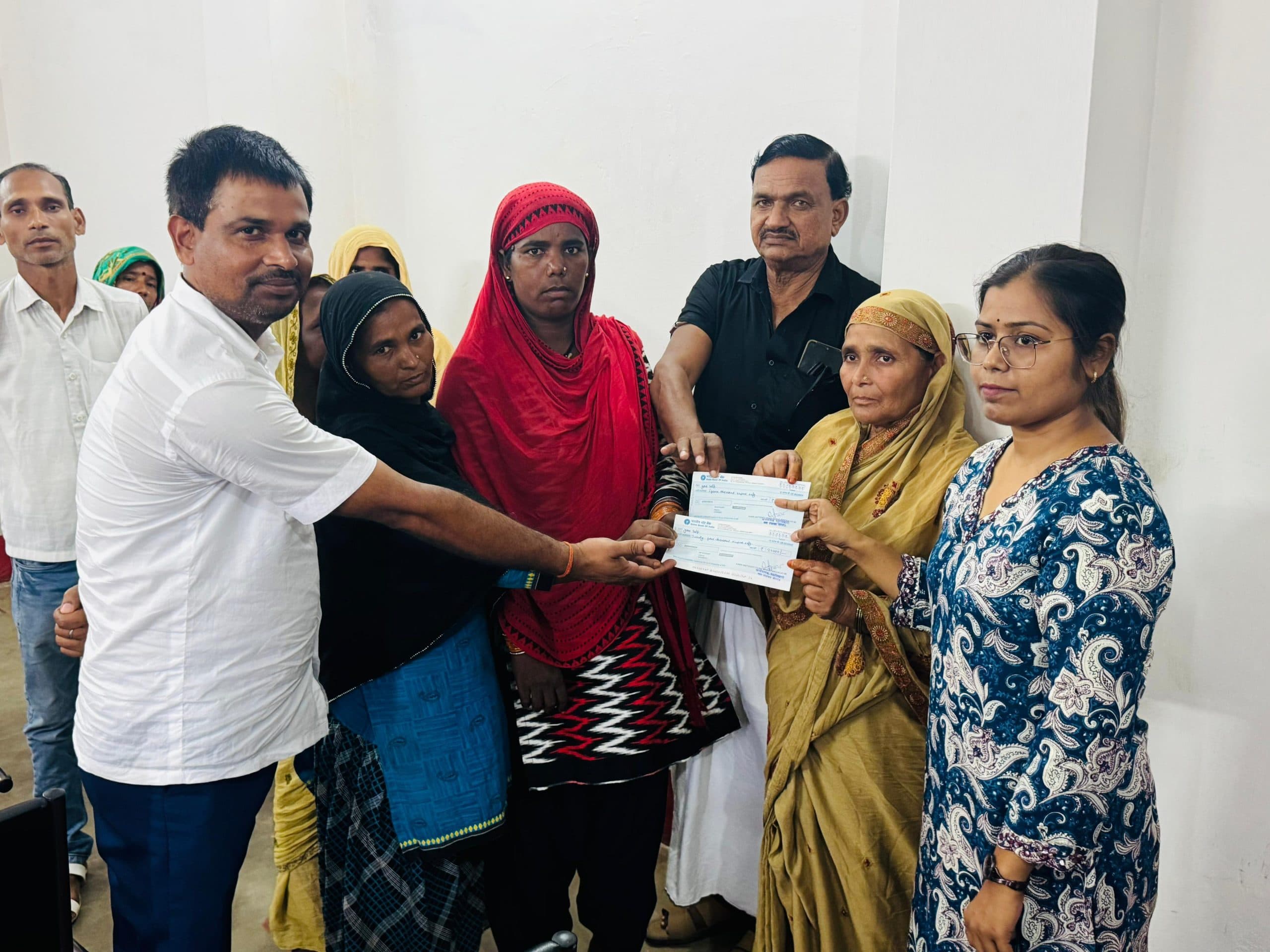 कबीर अंत्येष्टि योजना के चेक का वितरण