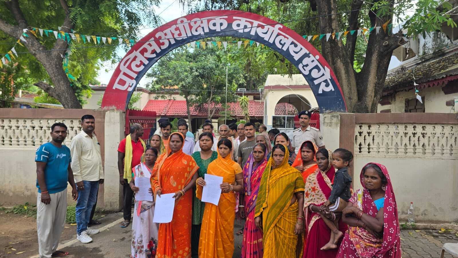 भगवती नगर के लोगों ने एसपी कार्यालय का किया घेराव, धमकी देने वालों पर कार्रवाई की मांग