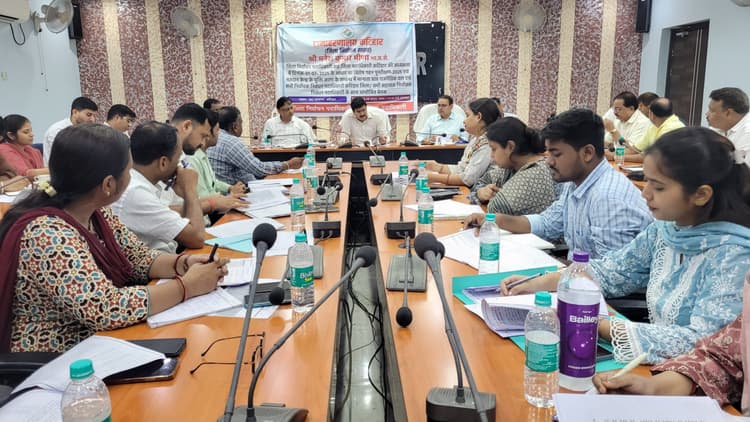 विधानसभा चुनाव: बीएलओ घर-घर जाकर करेंगे मतदाताओं का सत्यापन: डीएम