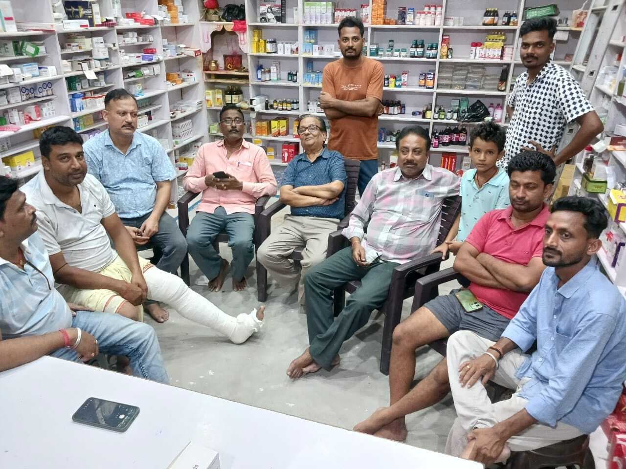 घायल दवा व्यवसायी से मिले प्रतिनिधि मंडल