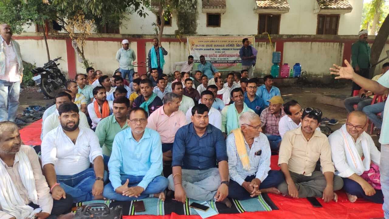 Samastipur News:आवास सहायक मांगें पूरी होने तक हड़ताल पर रहेंगे