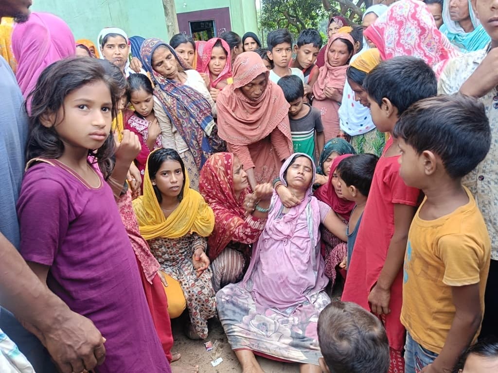 बीच सड़क पर मृत पड़े सांड़ से टकराकर बाइक सवार मछली व्यवसाय की हुई मौत