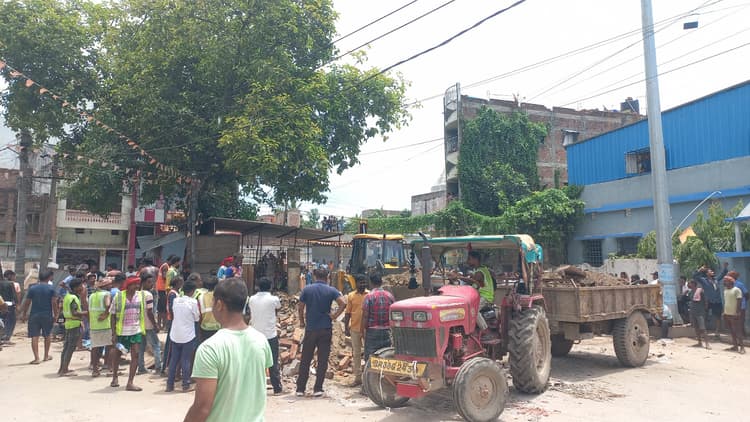 अतिक्रमण पर चला बुलडोजर, हटिया चौक से अतिक्रमित दुकानें ध्वस्त