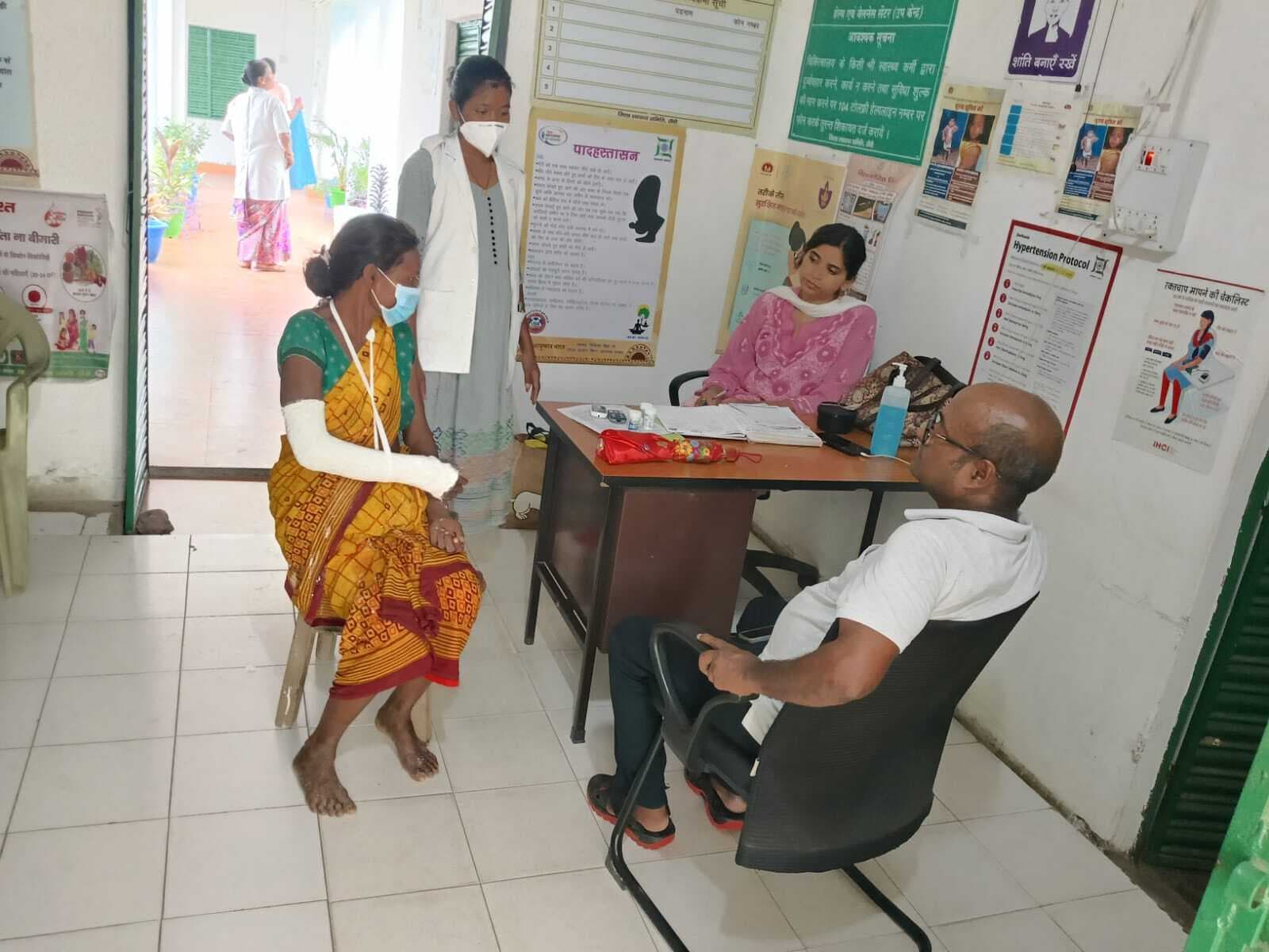 अनिता बिरहोर गिरकर घायल, हाथ में लगा प्लास्टर