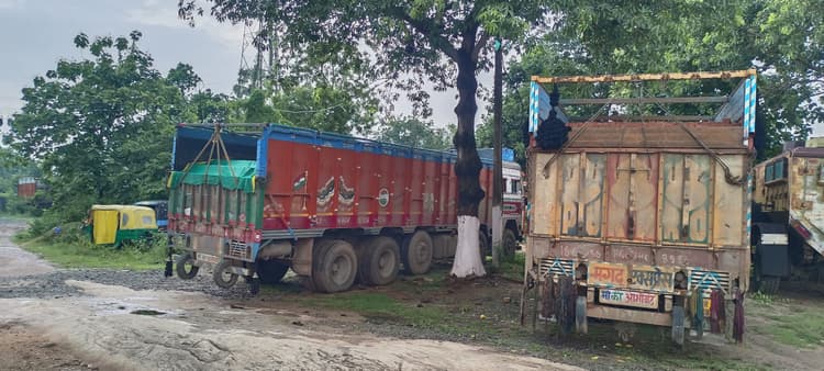 Deoghar news : आरटीए के अधिकारियों ने चलाया जांच अभियान, चार ट्रक पकड़े