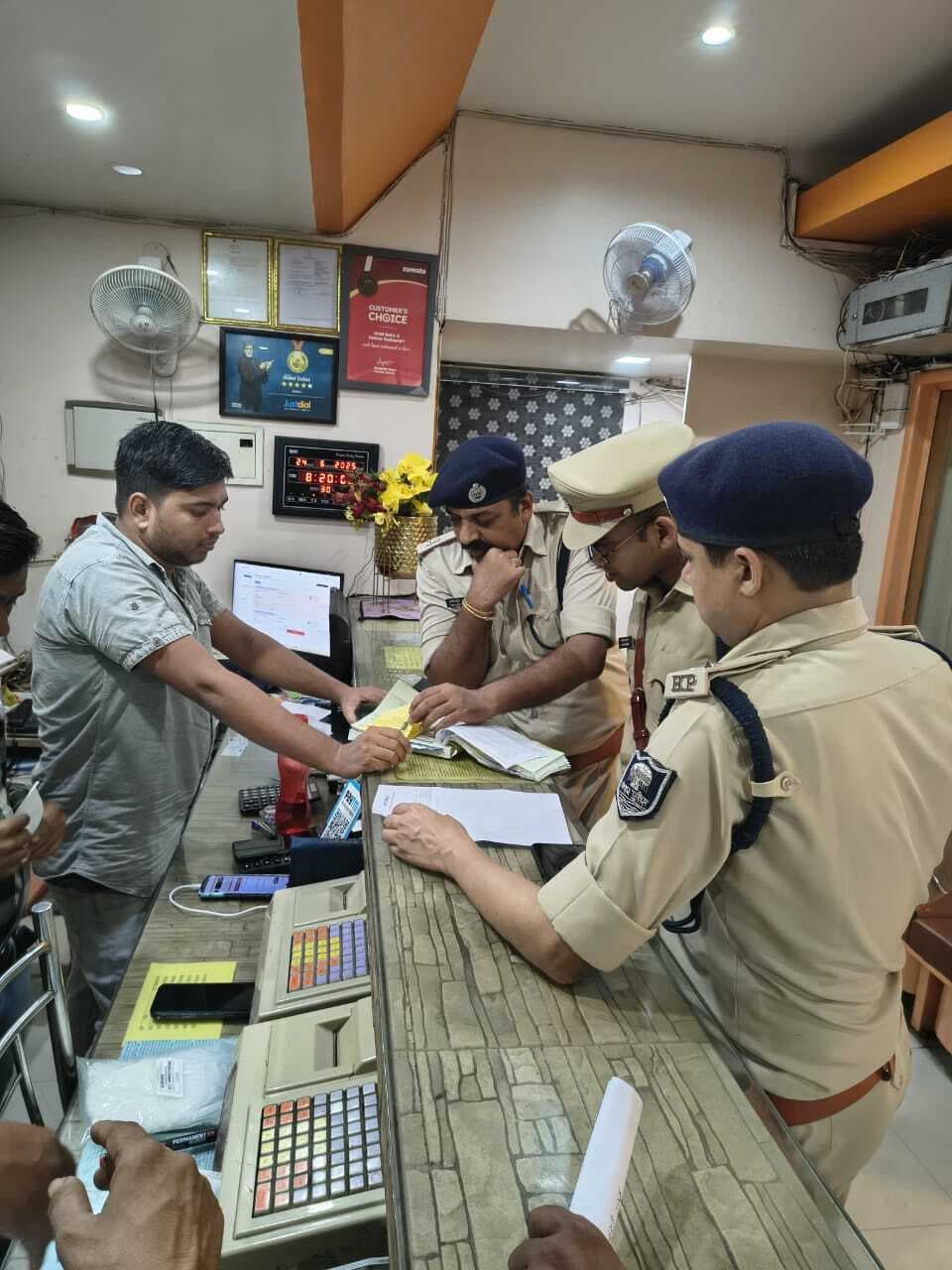 शहर के होटलों में पुलिस ने चलाया जांच अभियान