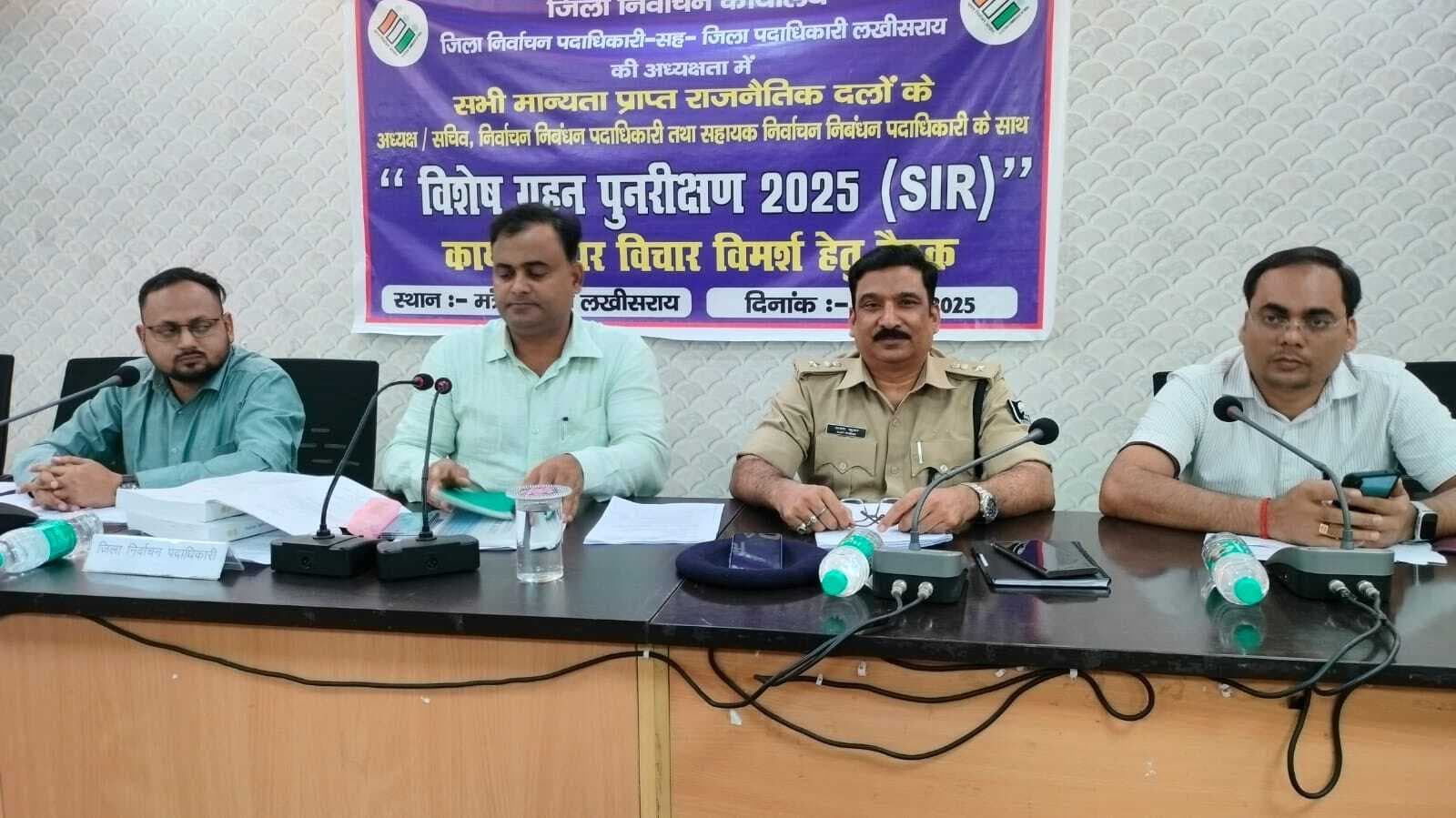 योग्य मतदाता सूची से नहीं रहें वंचित, अयोग्य मतदाता सूची से हों बाहर: डीएम