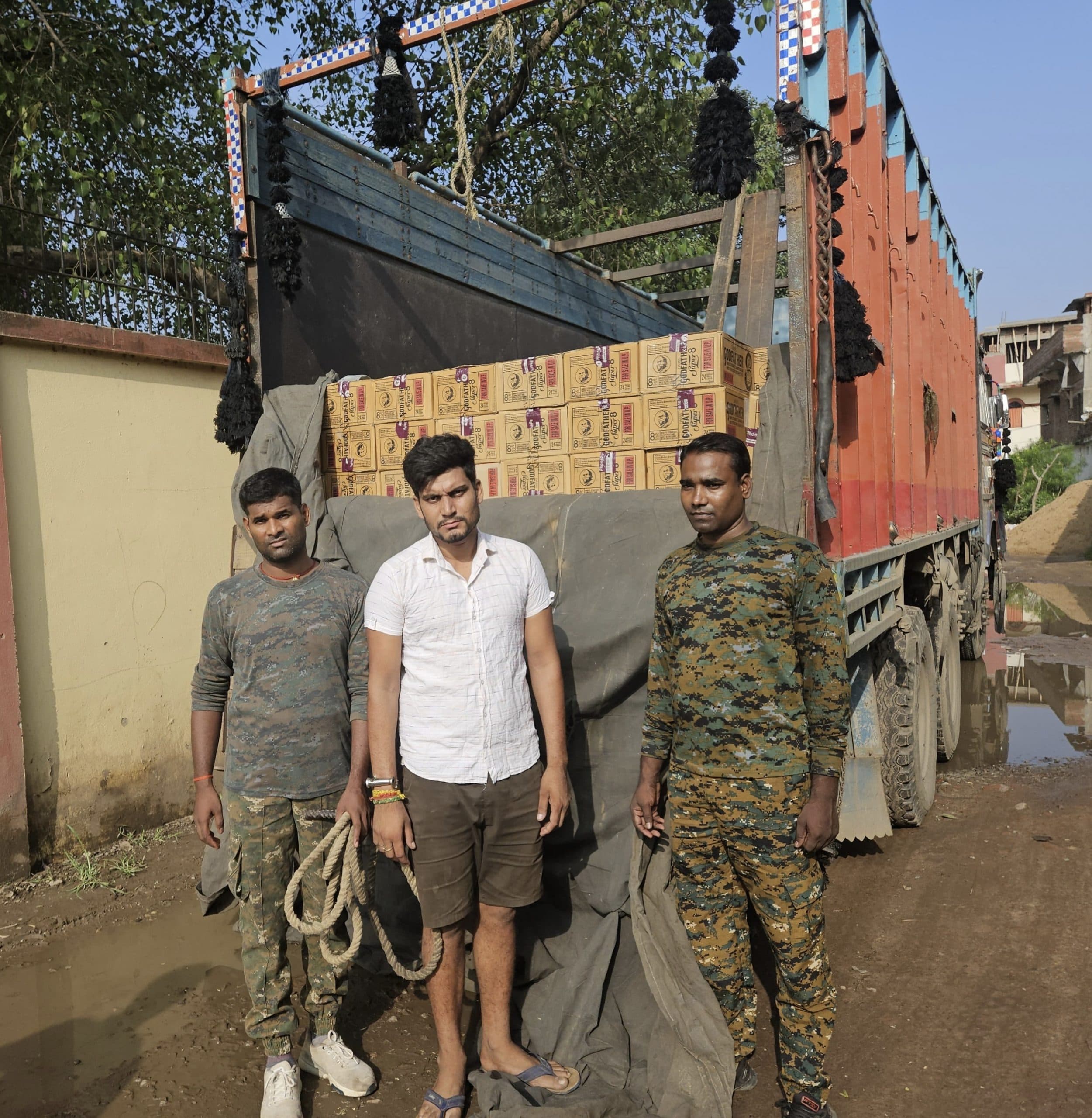 दस चक्का ट्रक से पांच सौ लीटर विदेशी शराब बरामद, एक तस्कर गिरफ्तार