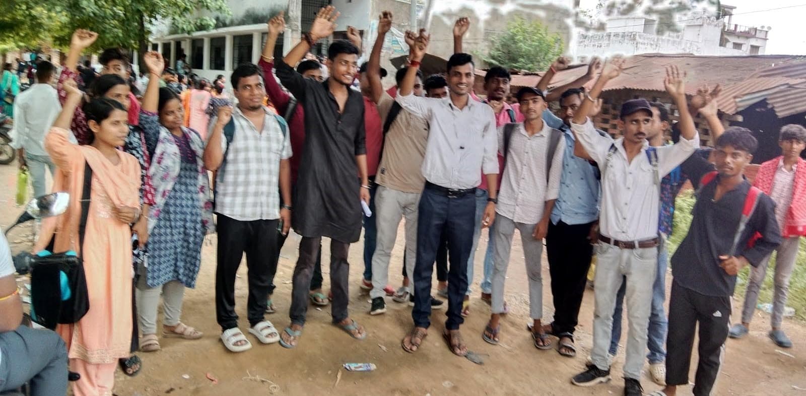 छात्रों का हंगामा: प्राध्यापक के तबादले से नाराज केएसएस कॉलेज के छात्र-छात्राओं ने किया हंगामा