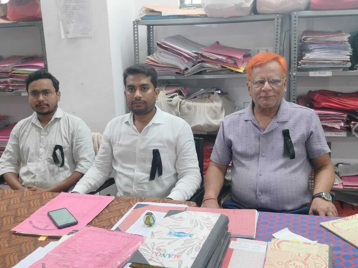 10 सूत्री मांगों को लेकर लिपिक सहायकों ने काली पट्टी लगाकर किया कार्य