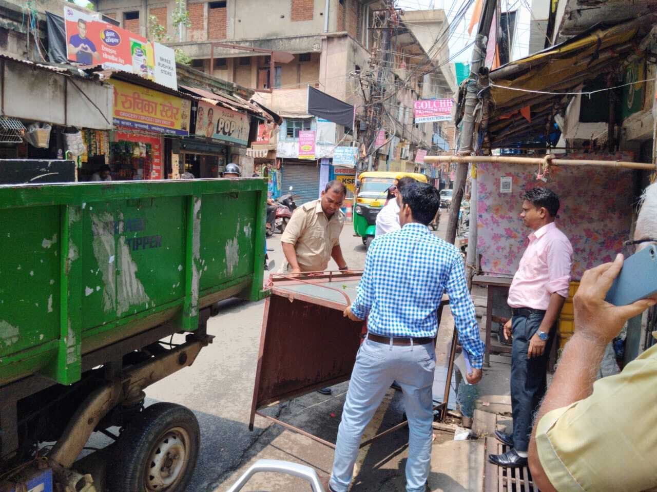 Jamshedpur News : जुगसलाई नगर परिषद में सड़क का अतिक्रमण करने वालों के सामान जब्त