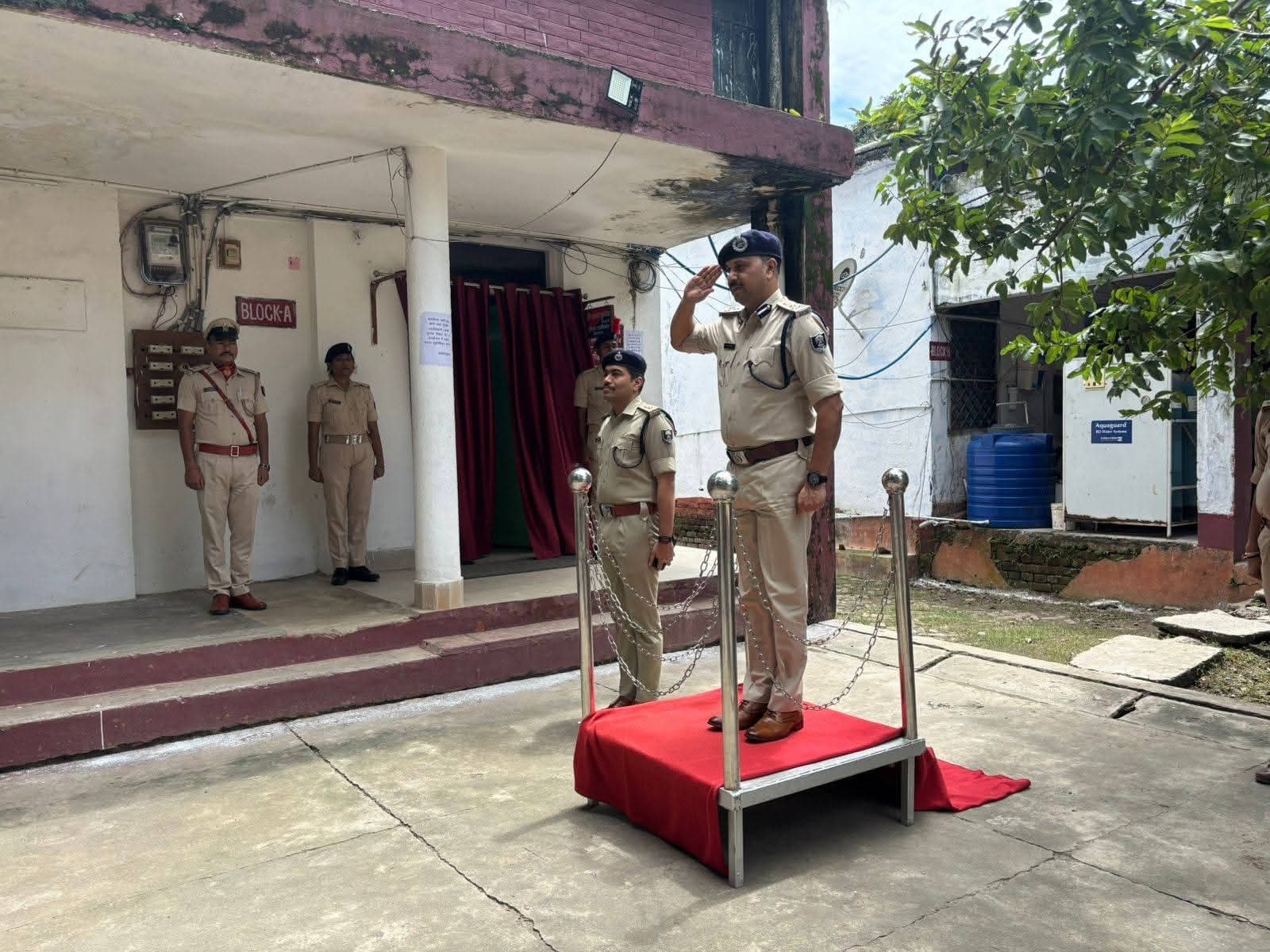 डीआइजी ने पुलिस लाइन का किया निरीक्षण