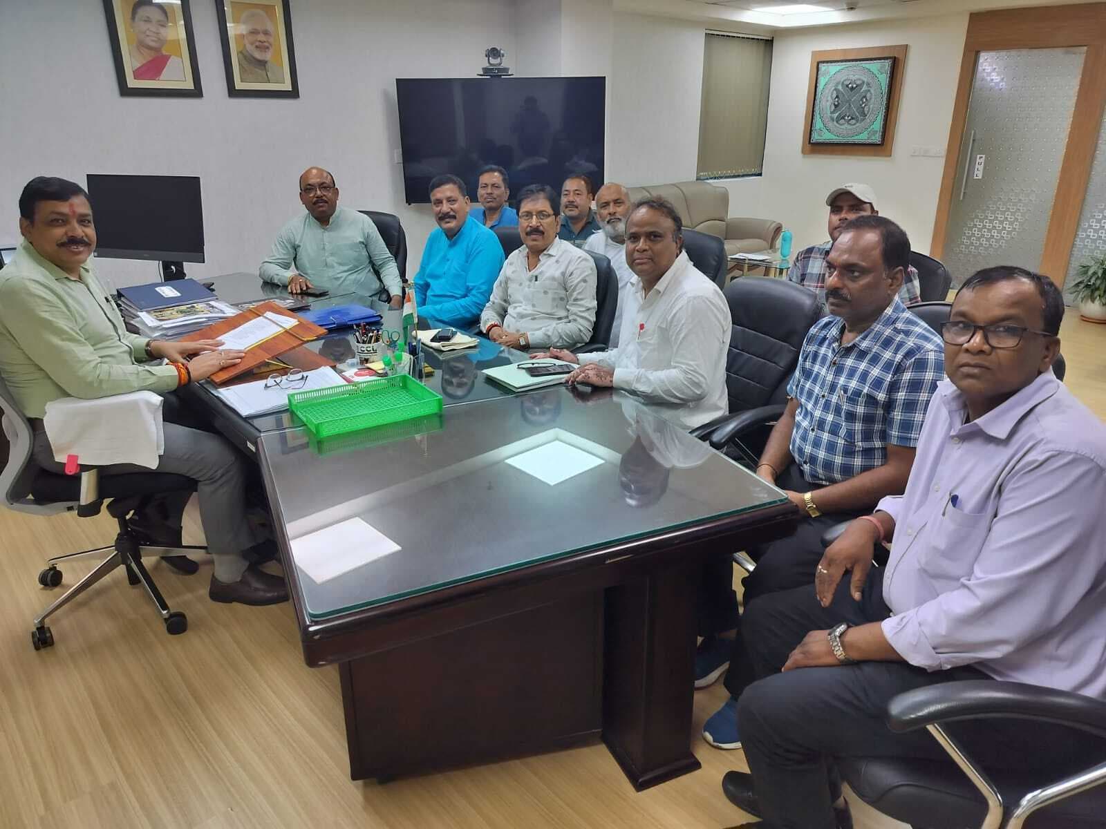 सीसीएल के निदेशक कार्मिक से मिलकर समस्याएं गिनायीं