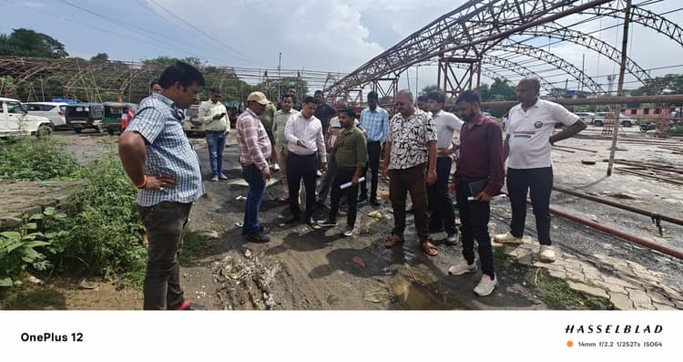 Deoghar news : शिवगंगा घाट की सफाई व रंग-रोगन का नगर आयुक्त ने किया निरीक्षण