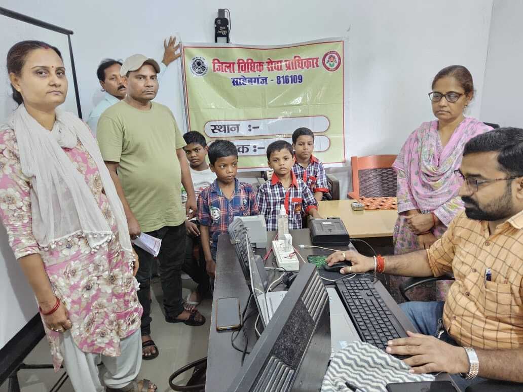 रेस्क्यू बच्चों के समग्र पुनर्वास की दिशा में विशेष शिविर, बना आधार कार्ड