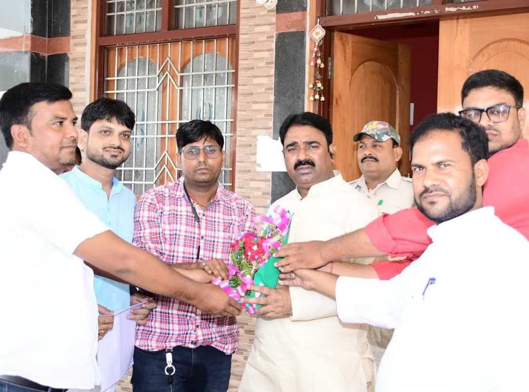 आवास कर्मियों ने विधायक को सौंपा मांगों का ज्ञापन