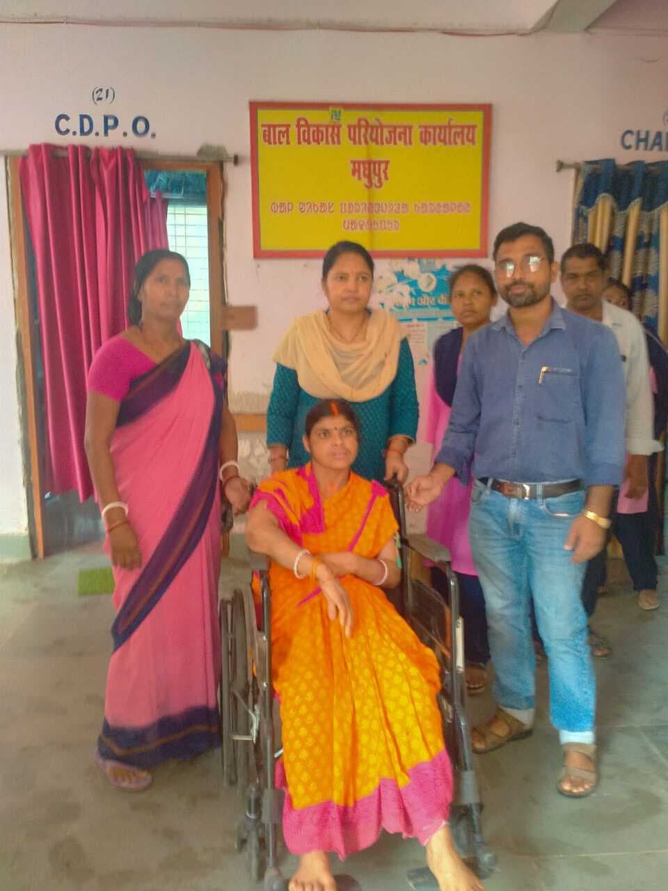 दिव्यांग महिला को मिला व्हीलचेयर