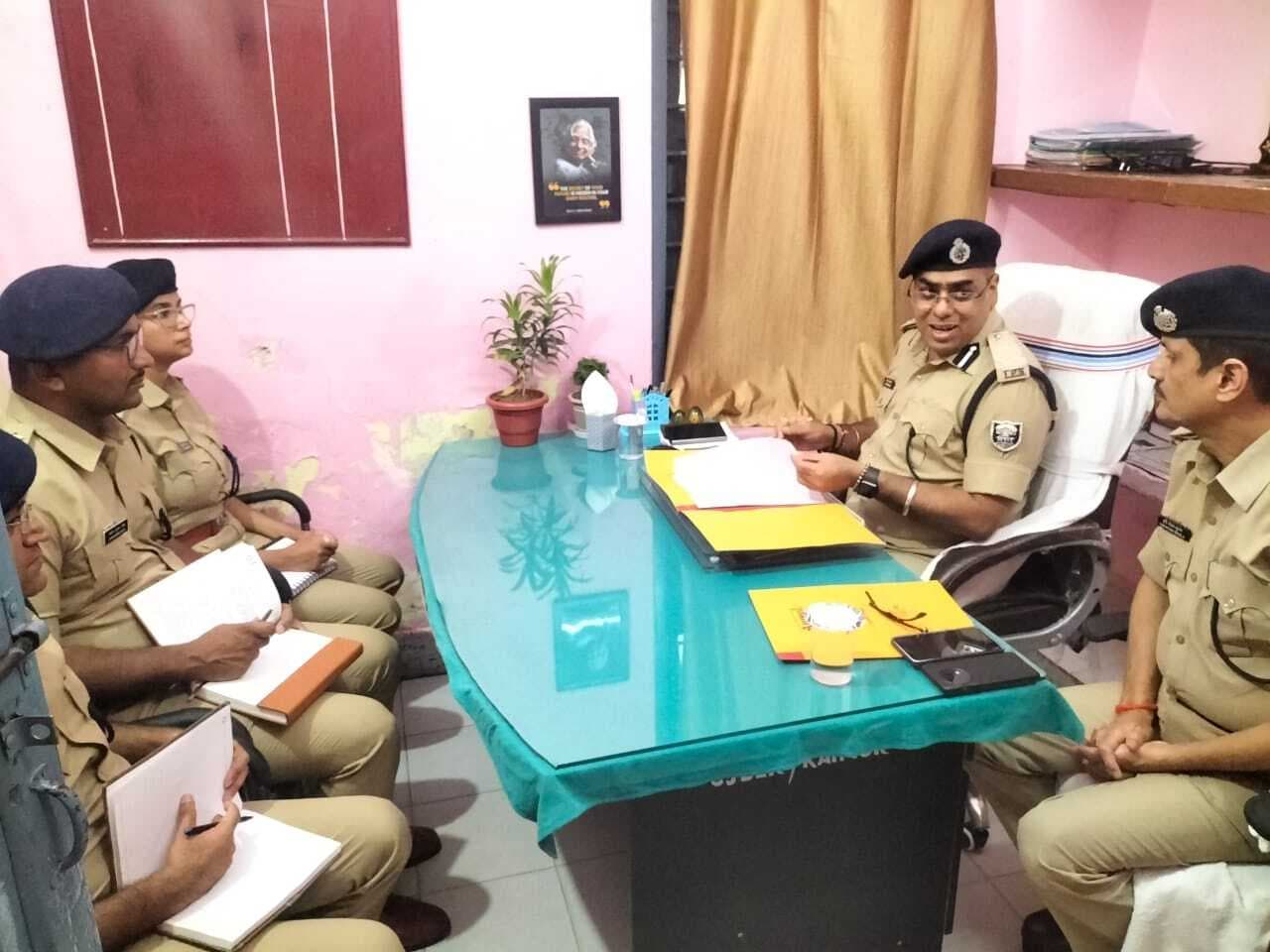 kaimur News : साइबर थाने के निरीक्षण में लंबित पाये गये 83 कांड, डीआइजी ने जतायी नाराजगी