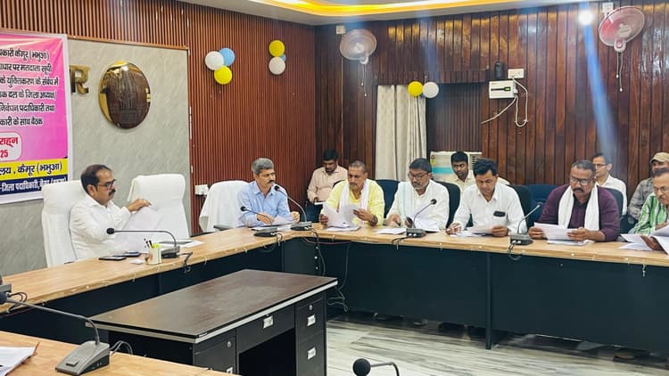 kaimur News : डोर-टू-डोर जाकर युवाओं का नाम मतदाता सूची में दर्ज करायेंगे बीएलओ : डीएम