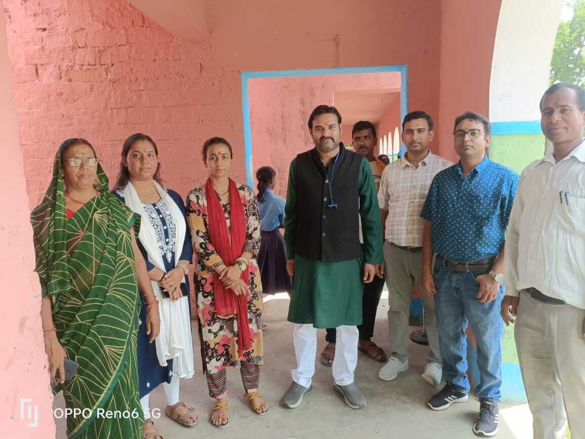 नव-प्रवेशित विद्यार्थियों का तिलक व फूलों से स्वागत